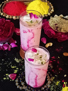 ઠંડાઈ રોઝ લસ્સી (Thandai Rose Lassi Recipe In Gujarati) રેસીપી મુખ્ય ફોટો
