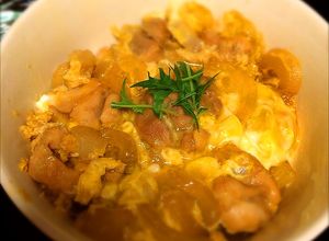 Una foto de Oyakodon (arroz con pollo y huevos)