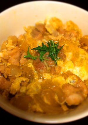 Una foto de Oyakodon (arroz con pollo y huevos)
