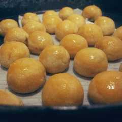 A picture of Kue Nastar.