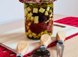 Una foto de Quesitos saborizados con hierbas, especias, tomates secos y uvas pasa en AOVE