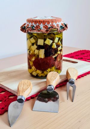 Una foto de Quesitos saborizados con hierbas, especias, tomates secos y uvas pasa en AOVE
