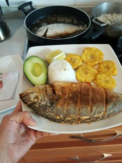 Una foto de Dorada frita al estilo colombiano