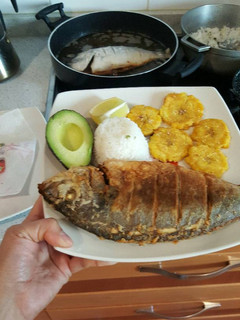 Una foto de Dorada frita al estilo colombiano