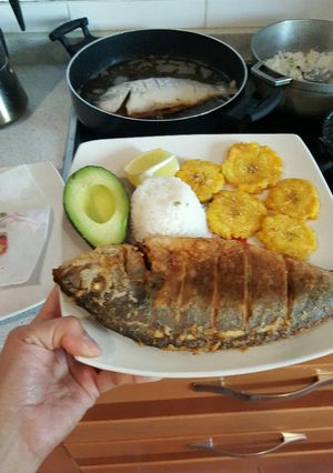 Una foto de Dorada frita al estilo colombiano
