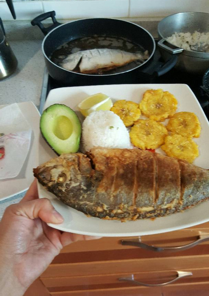 Una foto de Dorada frita al estilo colombiano