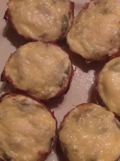 Bacon szalonnás tojás muffin sütőben sütve recept fotója