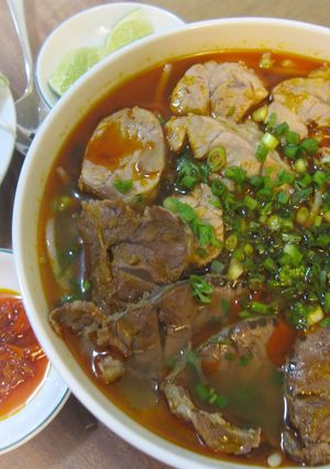Hình của món Bún bò Huế .