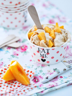 Una foto de Helado light de queso y melocotón