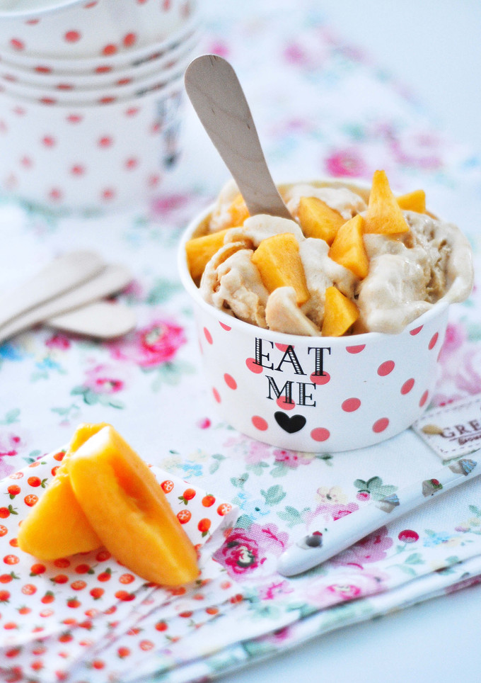 Una foto de Helado light de queso y melocotón