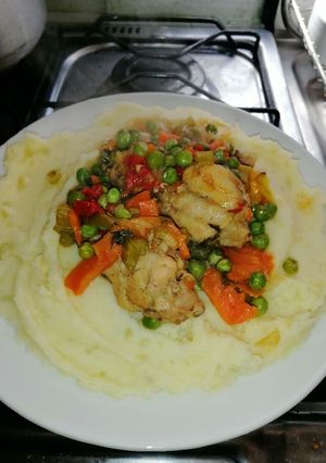 Una foto de Pollito arvejado con puré 😋