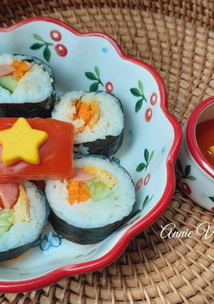 Hình của món Cơm cuộn trang trí lá cờ Việt Nam.