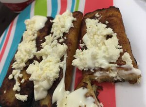 Una foto de Platanitos fritos rellenos de queso 🧀 😋