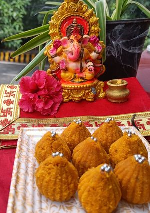 केसर मावा मोदक रेसिपी मुख्य फोटो