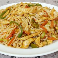 A picture of Chinese chicken noodles.