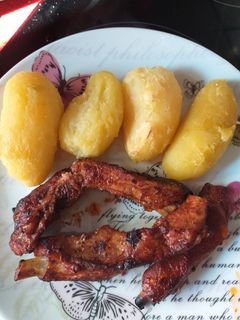 Una foto de Costillas en salsa barbacoa con guarnición de patatas al horno