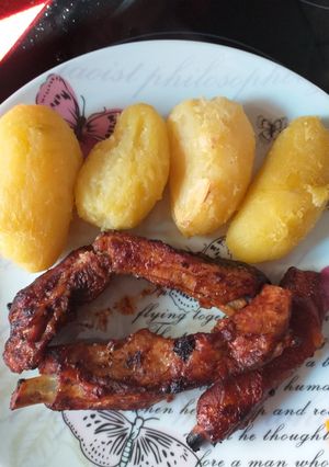 Foto principal de Costillas en salsa barbacoa con guarnición de patatas al horno