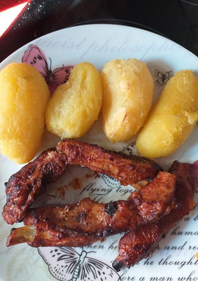 Una foto de Costillas en salsa barbacoa con guarnición de patatas al horno