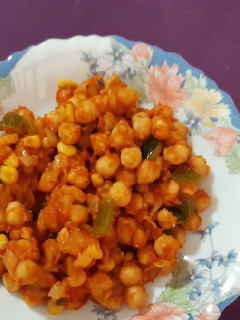 Una foto de Garbanzos con tomate y verduras. Receta saludable