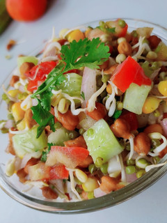 अंकुरित चने और मूंग की सलाद (chana moog salad recipe in hindi) रेसिपी मुख्य फोटो