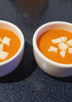 Una foto de Sopa crema de calabaza y zanahoria 🥕🍵