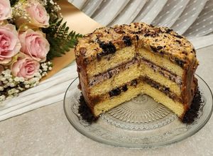 Una foto de 💍🍰Torta de aniversario 🍰 Bizcochuelo, rellenos y cobertura 🍰 Fácil y delicioso, para sorprender 🍰💍