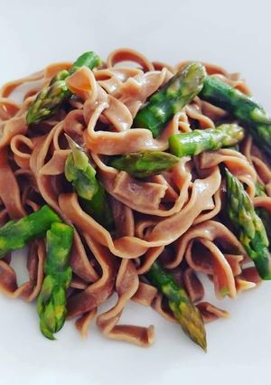 Foto di Tagliatelle al caffè con punte di asparagi e burro piccante
