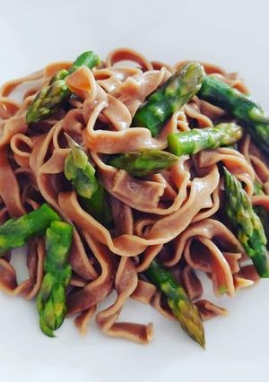Foto di Tagliatelle al caffè con punte di asparagi e burro piccante