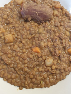Una foto de Lentejas con chorizo y verduras rápidas