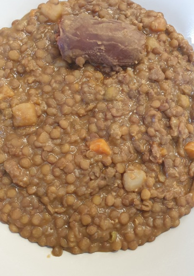 Una foto de Lentejas con chorizo y verduras rápidas