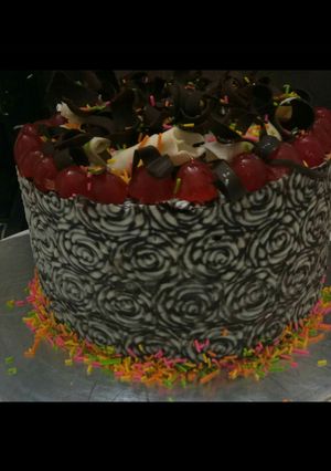 ओवर लोडेड चॉकलेट केक (Over Loaded Chocolate Cake Recipe in Hindi) रेसिपी मुख्य फोटो