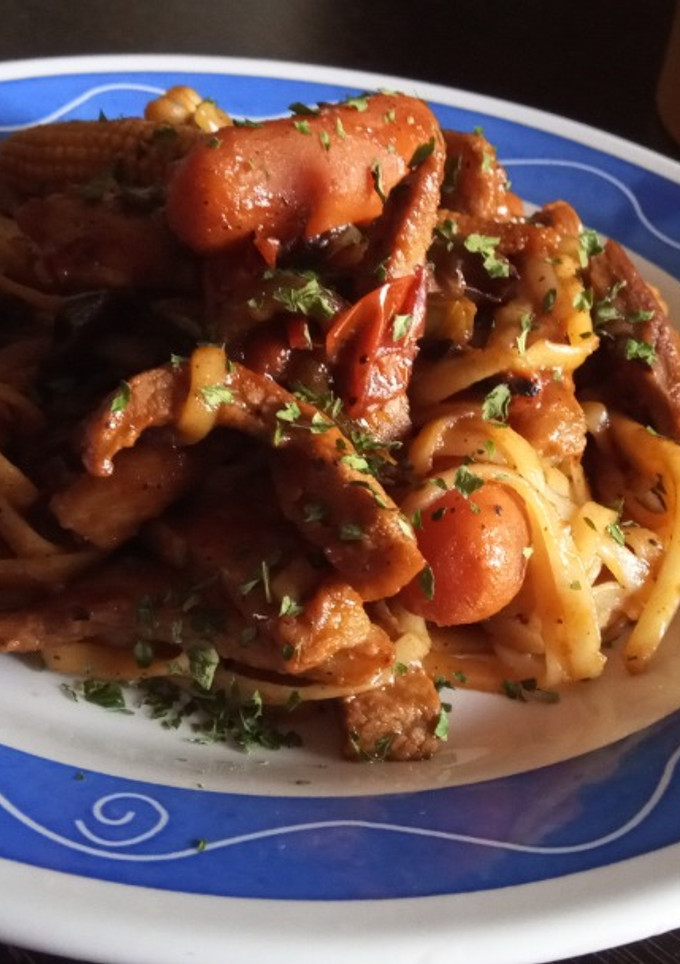 Una foto de Noodles con Secreto Ibérico a la Soja con Verduritas al Wok