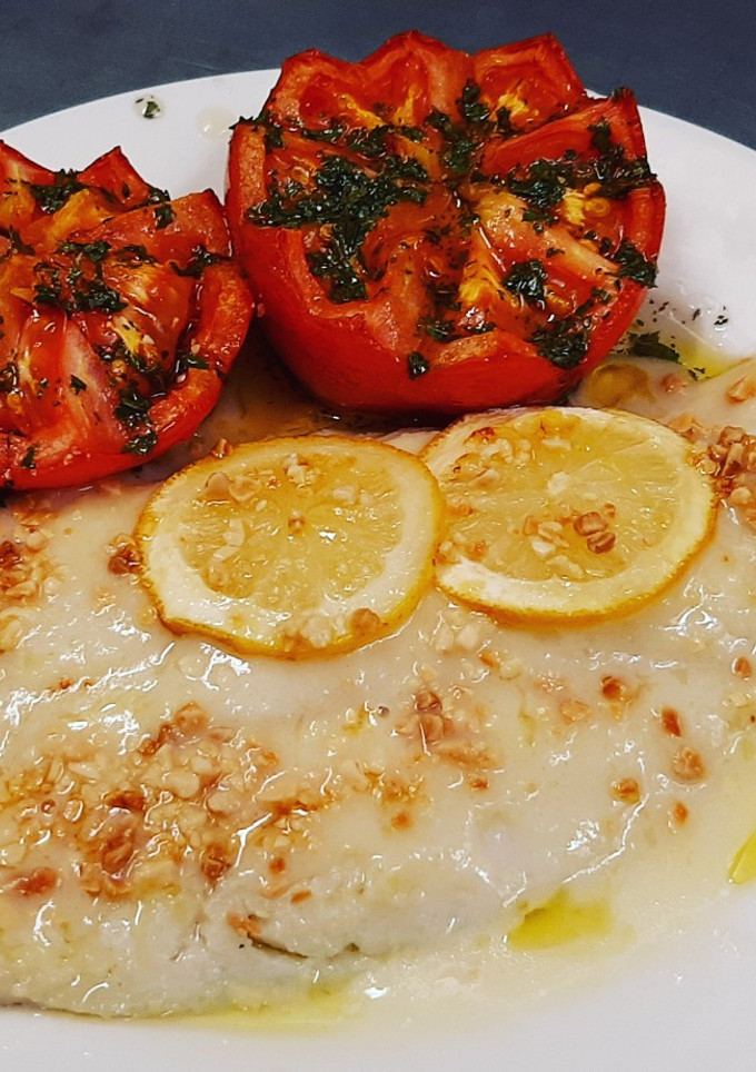 Una foto de Merluza a la Meunière🐟🧄🧅🥔🍅🍋🍊