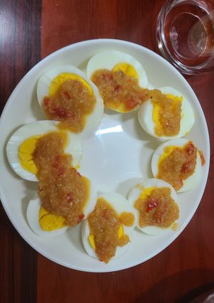 Hình của món Trứng sốt chua cay.