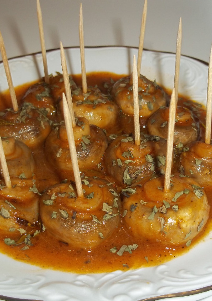 Una foto de Champiñones pequeños al ajo y romero
