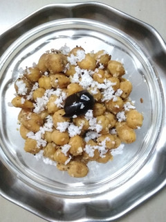 வெள்ளை கொண்டைக்கடலை சுண்டல்(Vellai Kondaikadalai sundal recipe in Tamil) செய்முறை முக்கிய புகைப்படம்