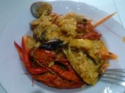 Una foto de paella calamares y chirlas