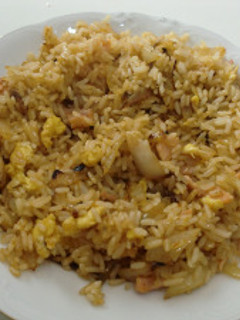 Una foto de Arroz frito con salmón ahumado