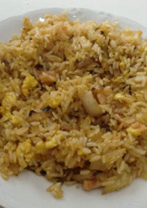 Una foto de Arroz frito con salmón ahumado