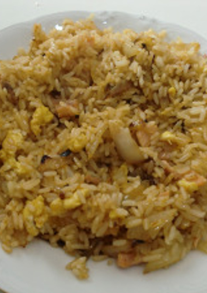 Una foto de Arroz frito con salmón ahumado
