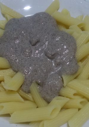 Una foto de Plumas con salsa de champiñones