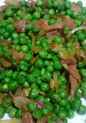 Una foto de Guisantes con jamón