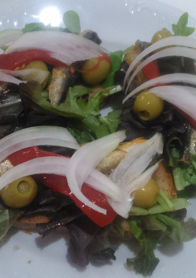 Una foto de Montaditos de sardinillas en escabeche