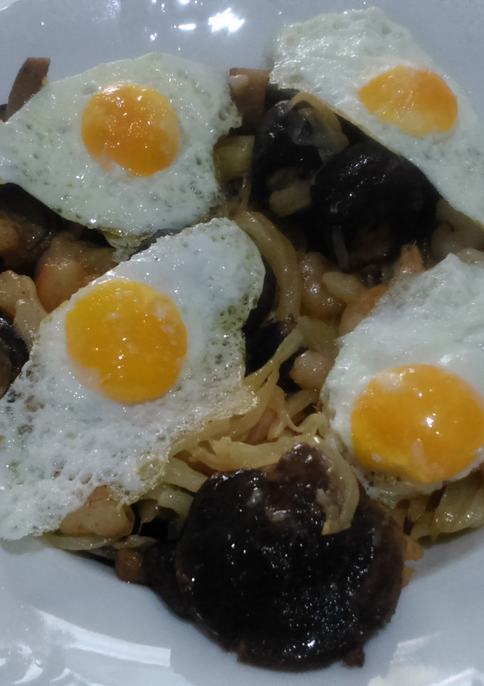 Una foto de Revuelto de shiitake con gambitas y huevo de codorniz