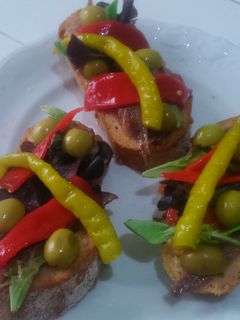 Una foto de Montaditos de anchoa