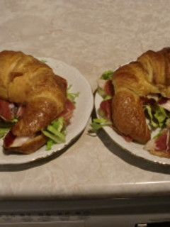 Una foto de Croissant relleno de jamón serrano
