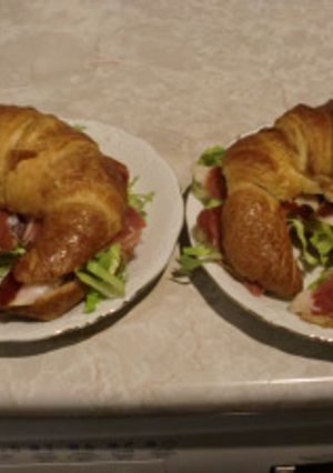 Una foto de Croissant relleno de jamón serrano