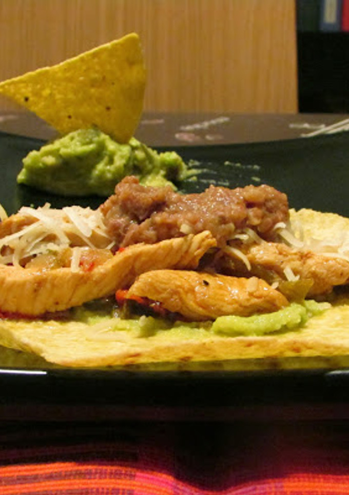 Una foto de Fajitas de pollo con guacamole