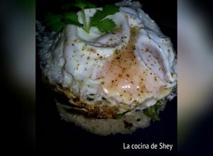 Una foto de Huevo frito con guacamole y crocante de casabe