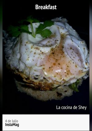 Una foto de Huevo frito con guacamole y crocante de casabe